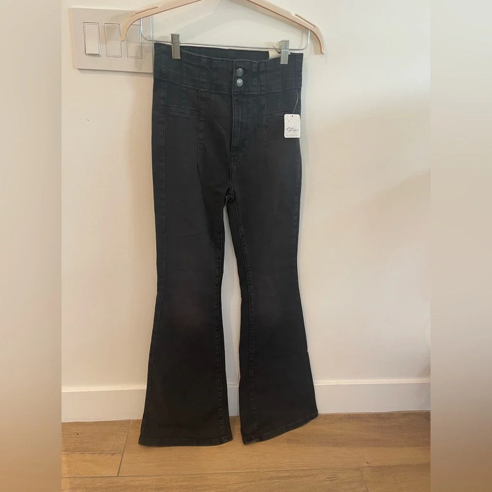 Free People Women's Jayde Flared Jeans in Black Onyx Size 27 NWT Stretch Denim - Picture 3 of 6